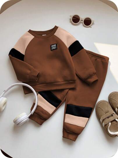 SHEIN 2 件装婴儿男童/女童休闲日常百搭棕色拼色圆领运动衫和裤子套装，适合秋冬季室内外穿着