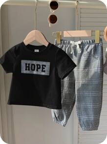 SHEIN 2 件套休闲运动学院风男婴 T 恤和格子裤套装，适合春夏秋季节，圣诞节 - 黑色 - 查看 1