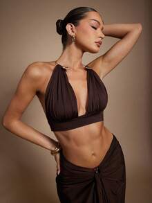 Hauture 女士性感露背吊带上衣，金色金属装饰，适合派对穿着 - 棕色 - 查看 5