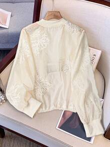 SHEIN CURVE+ Áo khoác cardigan chống nắng thêu nhẹ mới cỡ lớn dành cho nữ mùa hè, áo khoác bóng chày ngắn rộng rãi, thích hợp cho các buổi hẹn hò, đi chơi, kỳ nghỉ, đi làm, lễ hội hóa trang, lễ Phục sinh, lễ hội âm nhạc - Màu be - Xem 2