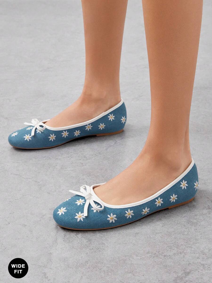 SHUZIA Women's Wide-Fit Floral Print Bow Decor Round Toe Cute Vacation Beach Casual Raffia Flats