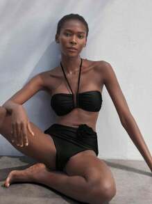 Maija 女士简约纯色褶皱胸围露背系带领花卉装饰比基尼套装，海滩度假装 - 黑色 - 查看 1