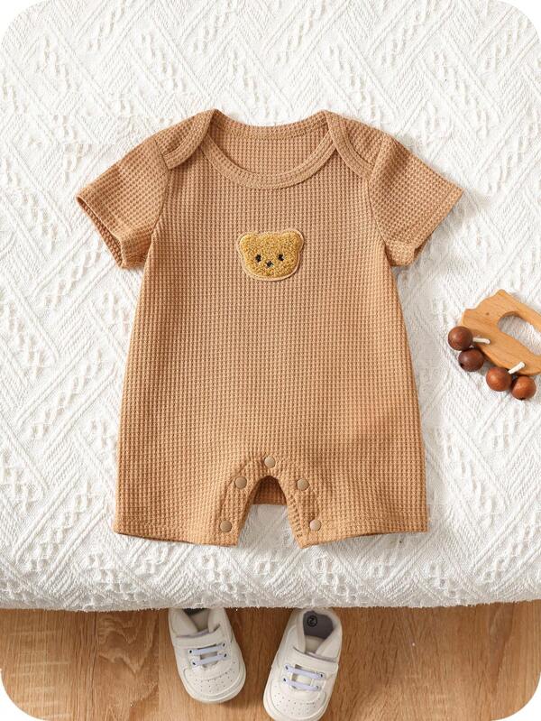 SHEIN Barboteuse à manches courtes confortable et décontractée pour bébé garçon/fille, avec un motif mignon d'ours en éponge, adaptée pour l'intérieur, l'extérieur, le quotidien, les sports, les jeux, les fêtes, la photographie, les vacances et les festivals au printemps/été