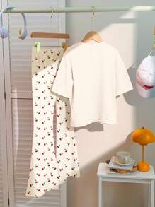 SHEIN Leap Crew 2 piezas Set de camiseta de manga corta holgada de cuello redondo con estampado de cereza vintage blanco y niña preadolescente, y pantalones acampanados ajustados, adecuado para todas las estaciones - Outfits de verano para comodidad fácil, capas de otoño para niños, niños estilosos, uso casual, ropa gráfica para niñas, vuelta al colegio, prendas de Otoño, regreso a casa