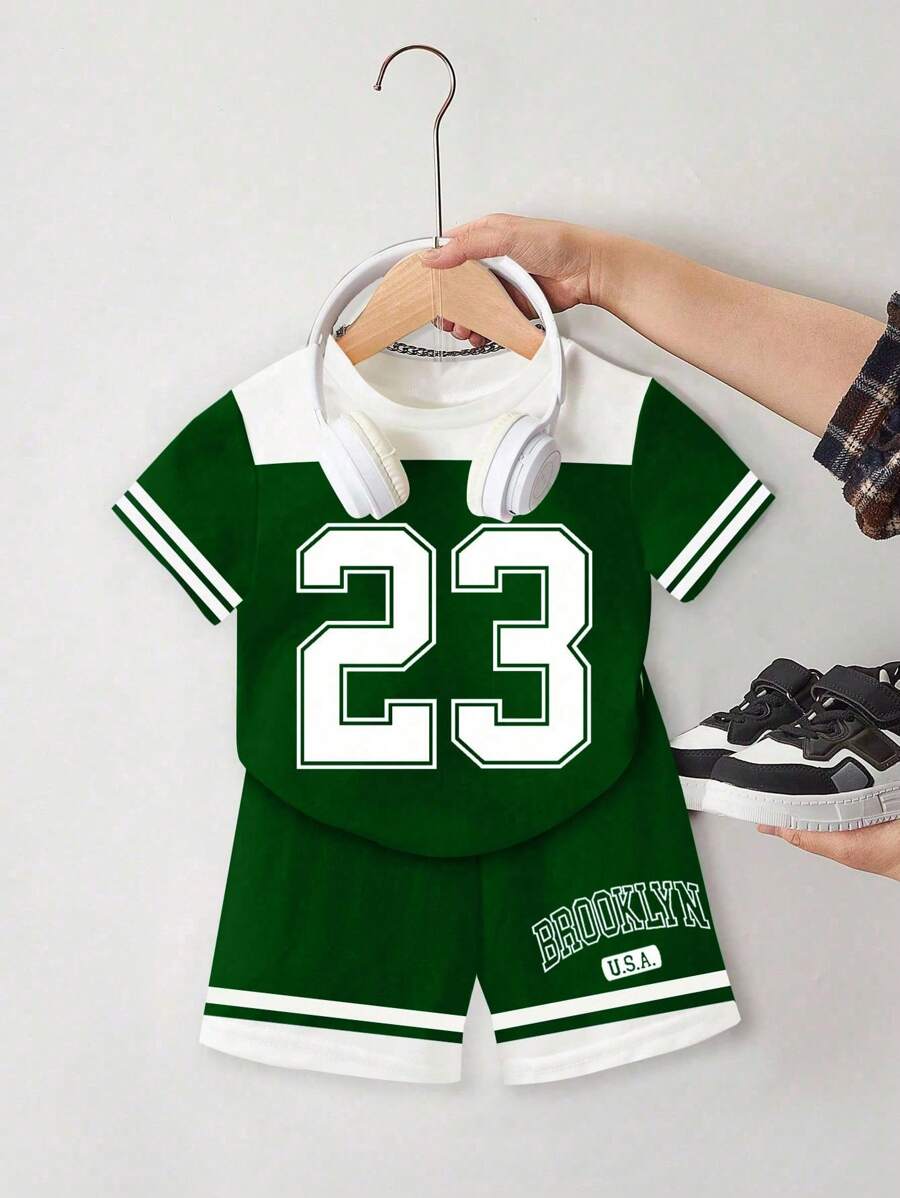 SHEIN Playful Pals 2 Stücke Set für Kleinkind Jungen bestehend aus Kurzarm T-Shirt mit Zahlen Patchwork und Rundhalsausschnitt sowie Shorts, sportlich und lässig in Grün