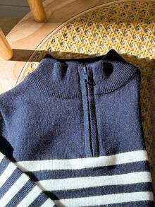 SHEIN 2pcs/Set Baby Boy/Girl Casual Sports Chic Gentleman College Style All-Match Versatile Stand Collar Half-Zip Striped Sweater & White Knit Pants Set Baby Boy Sweater Set Baby Boy Outfit Dark Blue Baby Boy Outfit Baby Boy Striped Sweater Fall Winter - Multicolor - View 4