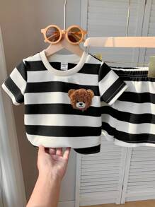 SHEIN 2 قطعة/طقم ملابس رضيع ولد/بنت زي متكاسل بقميص بأكمام قصيرة مطبوع به دبة مخطط والشورت المطابق،مريح ومناسب للارتداء اليومي،الرياضة،النزهات،المدرسة،الحفلات،العطلات،تصوير الصور،الربيع/الصيف