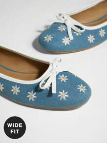 SHUZIA Women's Wide-Fit Floral Print Bow Decor Round Toe Cute Vacation Beach Casual Raffia Flats - Navy Blue - View 7