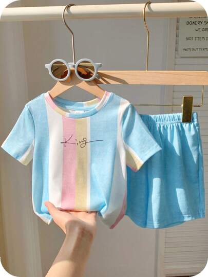 SHEIN Bộ 2 món áo thun dệt kim kẻ sọc rộng rãi dễ thương cho bé trai và quần short thun co giãn cạp chun, thích hợp mặc trong nhà và ngoài trời vào mùa xuân/hè