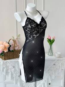 女士黑色梦幻华丽内衣娃娃装，采用透明网眼面料、精致蕾丝胸围和闪亮水钻细节。采用迷人的细肩带和独特的侧链装饰内衣裙，打造性感睡衣造型。