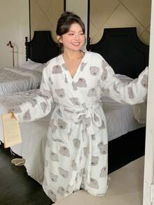 Dazy Plus 卡通图案花卉保暖V领宽松系带长睡袍，大码女式睡衣，秋冬季保暖款 - 白色 - 查看 3