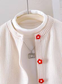 SHEIN Chaqueta de moda para otoño/invierno para niñas (talla pequeña) con decoración de fresa roja linda y cómoda de manga larga en color beige