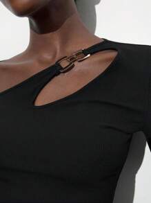 Maija Camiseta de manga larga asimétrica con cuello negro, decoración de metal hueco, ajustada, de unicolor, asimétrica, hueca, versátil, casual, sexy, adecuada para festivales de música