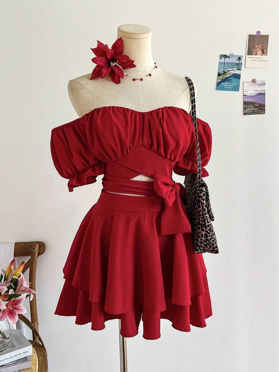 Soleia 女式夏季优雅露肩荷叶边褶饰扭花短款上衣和多层下摆迷你裙两件套套装 - 酒紅色 - 查看 1