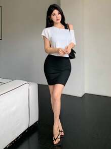 SHEIN LUNE 白色短袖上衣，不對稱領口設計，和黑色無袖卡米洋裝，夏季休閒2件套裝 - 黑與白 - 查看 7