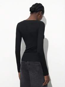 Maija Camiseta de manga larga asimétrica con cuello negro, decoración de metal hueco, ajustada, de unicolor, asimétrica, hueca, versátil, casual, sexy, adecuada para festivales de música