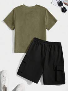 SHEIN Tween Boys 简约纯色迷你字母撞色灰色短袖 T 恤和米色工装短裤套装，休闲校园舒适时尚百搭柔软面料适合春夏季日常穿着、上学、旅行、户外运动 - 軍綠色 - 查看 3