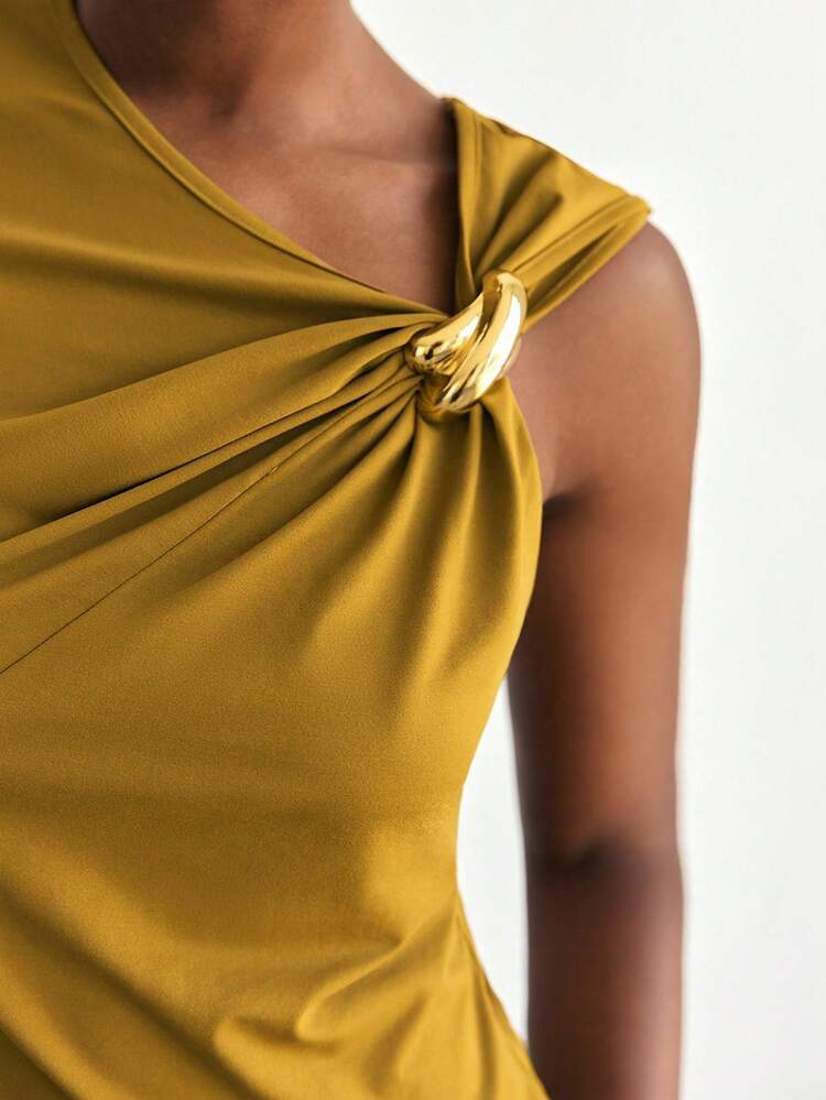 SHEIN Maija 여성 여름 솔리드 컬러 비대칭 러치드 메탈 장식 탱크톱