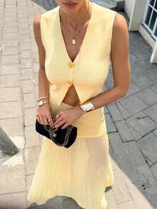 Siren Gaze Ropa de mujer para otoño - Conjunto de mujer casual de negocios - ¡Atuendos de oficina para mujeres! Nuevo lanzamiento 2025 Conjunto de dos piezas de punto amarillo crema con top de cárdigan sin mangas de cuello en V abierto y falda larga maxi. Detalles de botones de metal, perfecto para el trabajo/oficina, casual de negocios, maestro, diario, viajes y salidas a la calle. Imprescindible de la moda de otoño, estilo atemporal de dinero antiguo
