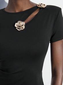 Maija 2025春夏女装时尚百搭玫瑰金属装饰镂空肩部短袖T恤，适合音乐节 - 黑色 - 查看 5