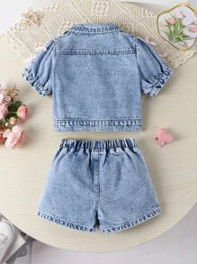 SHEIN 少女夏日两件套，甜美可爱度假风休闲学院风Look推荐，浅色水洗牛仔蓝，泡泡袖设计俏皮可爱，袖口点缀粉色3D蝴蝶结，活泼甜美。小立领短袖上衣，搭配牛仔裙裤，正面大号3D蝴蝶结设计吸睛抢眼。开衩下摆设计，松紧腰身，穿着舒适，修身显瘦。适合户外购物、约会、海滩度假、朋友聚会、返校季等场合，打造夏日甜心造型。 - 淺色水洗藍 - 查看 2
