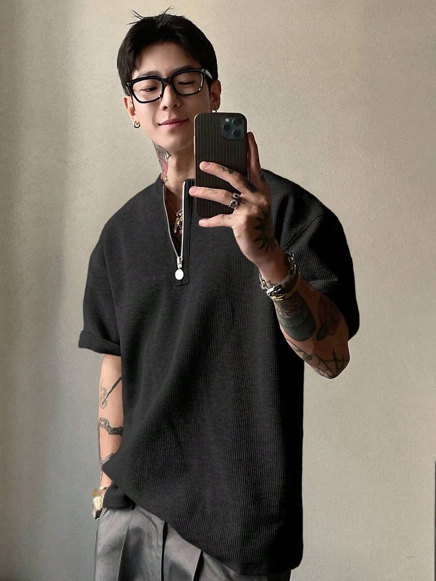 DAZY 男士纯色 1/3 拉链领灰色纹理面料 T 恤，夏季 - 黑色 - 查看 1