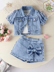SHEIN 少女夏日两件套，甜美可爱度假风休闲学院风Look推荐，浅色水洗牛仔蓝，泡泡袖设计俏皮可爱，袖口点缀粉色3D蝴蝶结，活泼甜美。小立领短袖上衣，搭配牛仔裙裤，正面大号3D蝴蝶结设计吸睛抢眼。开衩下摆设计，松紧腰身，穿着舒适，修身显瘦。适合户外购物、约会、海滩度假、朋友聚会、返校季等场合，打造夏日甜心造型。 - 淺色水洗藍 - 查看 3