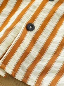 SHEIN 男宝宝夏季两件套，包括：1件黑白条纹短袖衬衫，1条黑白条纹休闲短裤，适合日常穿着、度假、假日穿着。男宝宝条纹套装，棕色系，夏季两件套，适合1岁男宝宝。男宝宝服装，翻领条纹套装，常规版型，日常休闲设计。男宝宝套装，男宝宝服装，男宝宝套装 - 咖啡棕 - 查看 4