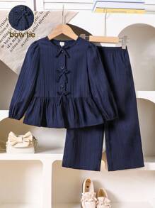 SHEIN Playful Pals 女童春秋时尚衬衫套装，梭织波浪面料，蝴蝶结装饰圆领半扣泡泡袖衬衫，荷叶边下摆，搭配波浪面料休闲裤，两件套，适合返校季、日常休闲穿着，可爱简约，是小女孩秋冬季的理想选择。