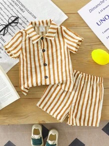 SHEIN 男宝宝夏季两件套，包括：1件黑白条纹短袖衬衫，1条黑白条纹休闲短裤，适合日常穿着、度假、假日穿着。男宝宝条纹套装，棕色系，夏季两件套，适合1岁男宝宝。男宝宝服装，翻领条纹套装，常规版型，日常休闲设计。男宝宝套装，男宝宝服装，男宝宝套装 - 咖啡棕 - 查看 3