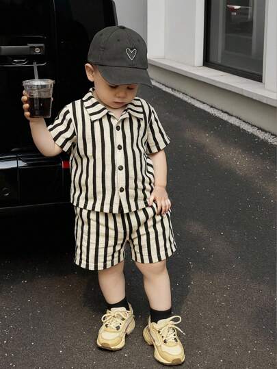 SHEIN Set de 2 piezas para bebé/niño pequeño - Conjunto de cárdigan de polo de verano, camisa de manga corta de rayas negras sobre base blanca y shorts casuales a juego de rayas negras sobre base blanca, adecuado para uso diario, vacaciones y festividades
