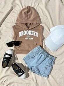 两件套男婴休闲套装，包括一件白色连帽针织字母印花无袖口袋背心和一条蓝色松紧腰带口袋牛仔短裤，适合休闲、运动、日常穿着、外出、旅行。男婴连帽衫套装，棕色牛仔短裤搭配口袋细节，男婴服装。 - 棕色 - 查看 1