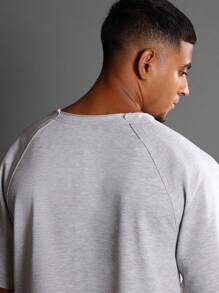 SUMWON 原始边缘性能 T 恤插肩袖设计原始领口细节街头风格都市运动服破洞接缝休闲街头装健身房训练 T 恤未完成下摆运动服运动服 - 淺灰色 - 查看 4