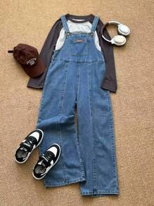 Tute di jeans blu oversize per ragazzi di età preadolescenziale con dettagli di etichette e spacchi in stile vintage cool Y2K, adatte per costumi, abbigliamento quotidiano, uscite estive e autunnali, festival, spiaggia, streetwear, abbigliamento scolastico