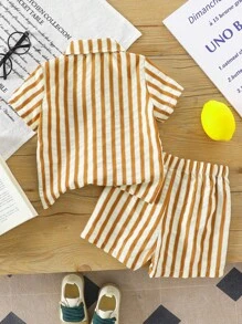 SHEIN 男宝宝夏季两件套，包括：1件黑白条纹短袖衬衫，1条黑白条纹休闲短裤，适合日常穿着、度假、假日穿着。男宝宝条纹套装，棕色系，夏季两件套，适合1岁男宝宝。男宝宝服装，翻领条纹套装，常规版型，日常休闲设计。男宝宝套装，男宝宝服装，男宝宝套装 - 咖啡棕 - 查看 2