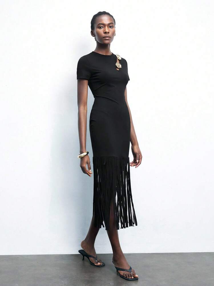 SHEIN Maija Damen Schwarzes Sommerkleid, Rundausschnitt mit goldener floraler Ausschnittdekoration an den Schultern, taillierter Schnitt mit kurzen Ärmeln, fließender Fransensaum, elegantes, sexy Mode für Feiertage, Urlaub, Musikfestivals und Vintage-Stil