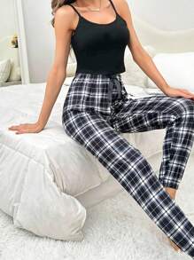 Conjunto de pijama con top tipo camiseta sólido y pantalones de estampado de cuadros - Blanco y Negro - Ver 1