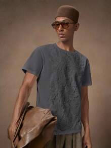 AKNOTIC Business Casual 男士白色花卉贴花针织休闲修身弹力短袖 T 恤，适合夏季、度假、日常穿着、派对、情侣装、男士礼物 - 深灰色 - 查看 3