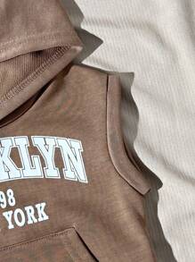 两件套男婴休闲套装，包括一件白色连帽针织字母印花无袖口袋背心和一条蓝色松紧腰带口袋牛仔短裤，适合休闲、运动、日常穿着、外出、旅行。男婴连帽衫套装，棕色牛仔短裤搭配口袋细节，男婴服装。 - 棕色 - 查看 3