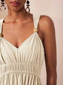 Zivah 2025 春夏新品 音乐节、复活节、圣帕特里克节、西部风、游牧风、生日派对、毕业典礼、学院风、学生风、日常休闲、基础百搭、休闲、邮轮旅行、海滩、日光浴、网络热卖、街头潮流、婚礼宾客波西米亚风、通勤、早午餐、机场、棕色细肩带 V 领无袖木质纽扣装饰褶饰腰部长裙 - 杏色 - 查看 7