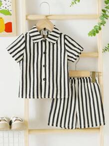 SHEIN Playful Pals 2件套婴儿/男童夏季POLO领开衫套装，白色底黑色条纹短袖衬衫上衣搭配同款白色底黑色条纹休闲短裤，适合日常、度假和假日穿着。夏季休闲婴儿服装，个性化婴儿服装，男童服装套装，婴儿套装，男童套装，夏季男童服装，适合6个月至3岁儿童，适合幼儿，儿童男童服装，舒适小精灵条纹短裤，条纹短裤套装，男童条纹衬衫和短裤套装 - 黑色 - 查看 8