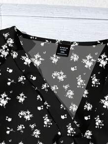 EMERY ROSE Ropa de mujer talla grande Estilo casual diario y vacacional Blusa suelta con escote en V, mangas cortas y estampado floral en blanco y negro para el verano