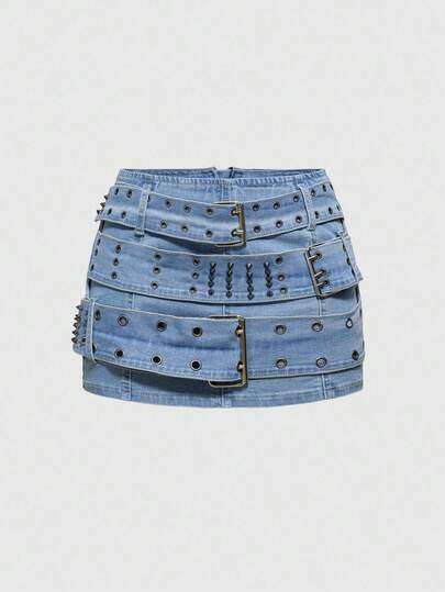 Grunge Punk تنورة جينز قصيرة للنساء مزينة بالنيتات المعدنية والحلقات الصدئة بطراز بانك فينتاج Y2K