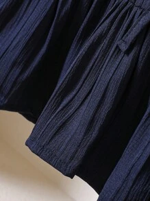 SHEIN Playful Pals 女童春秋时尚衬衫套装，梭织波浪面料，蝴蝶结装饰圆领半扣泡泡袖衬衫，荷叶边下摆，搭配波浪面料休闲裤，两件套，适合返校季、日常休闲穿着，可爱简约，是小女孩秋冬季的理想选择。