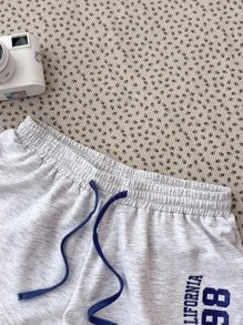 Pantalones cortos de niña adolescente con estampado floral gris y números bordados en color contrastante, adecuados para todas las estaciones, ropa urbana, deportes, uso casual