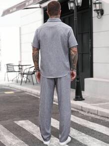 Manfinity CasualCool 男士休闲条纹印花衬衫和裤子套装 - 深灰色 - 查看 2