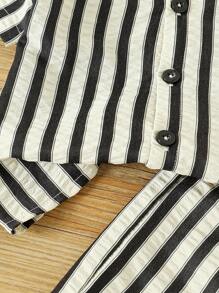 SHEIN Playful Pals 2件套婴儿/男童夏季POLO领开衫套装，白色底黑色条纹短袖衬衫上衣搭配同款白色底黑色条纹休闲短裤，适合日常、度假和假日穿着。夏季休闲婴儿服装，个性化婴儿服装，男童服装套装，婴儿套装，男童套装，夏季男童服装，适合6个月至3岁儿童，适合幼儿，儿童男童服装，舒适小精灵条纹短裤，条纹短裤套装，男童条纹衬衫和短裤套装 - 黑色 - 查看 5