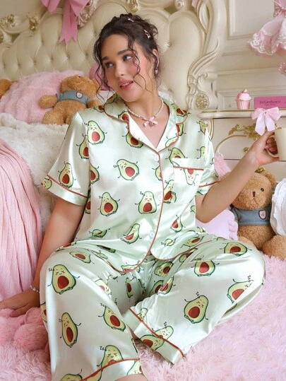 PetitDoll 趣味卡通鳄梨印花仿丝睡衣套装，前开式短袖和长裤，加大码