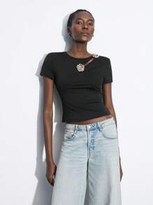 Maija 2025春夏女装时尚百搭玫瑰金属装饰镂空肩部短袖T恤，适合音乐节 - 黑色 - 查看 6