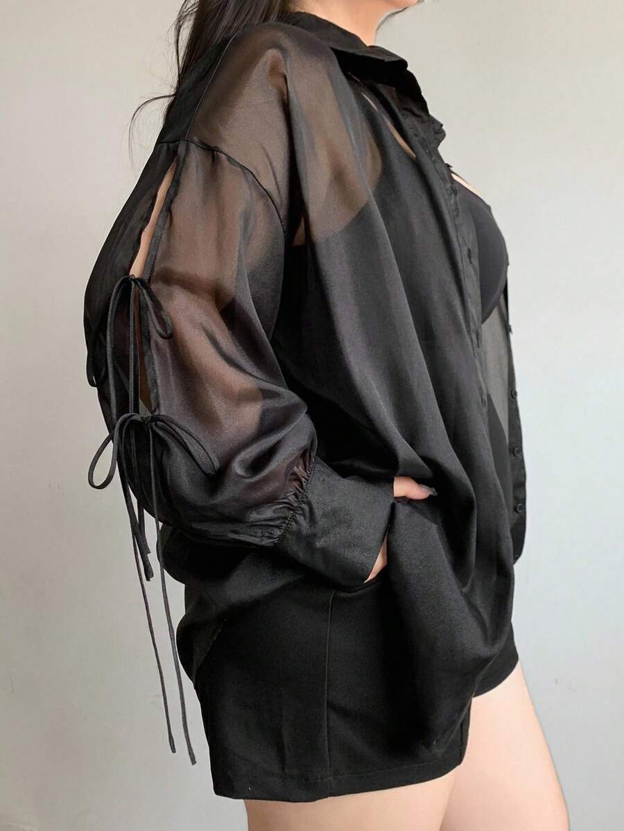 Dazy Plus Blusa transparente de manga larga con cuello, mangas farol sueltas, con lazo delantero y diseño hueco para el otoño - Negro - Ver 1